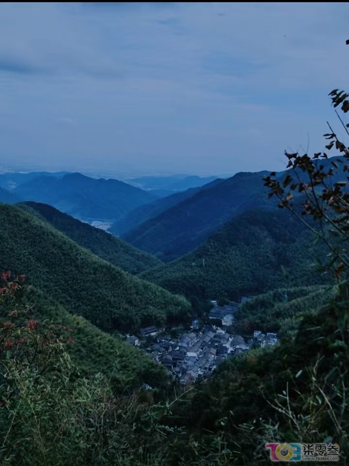 莽莽万重山，孤城山谷间。